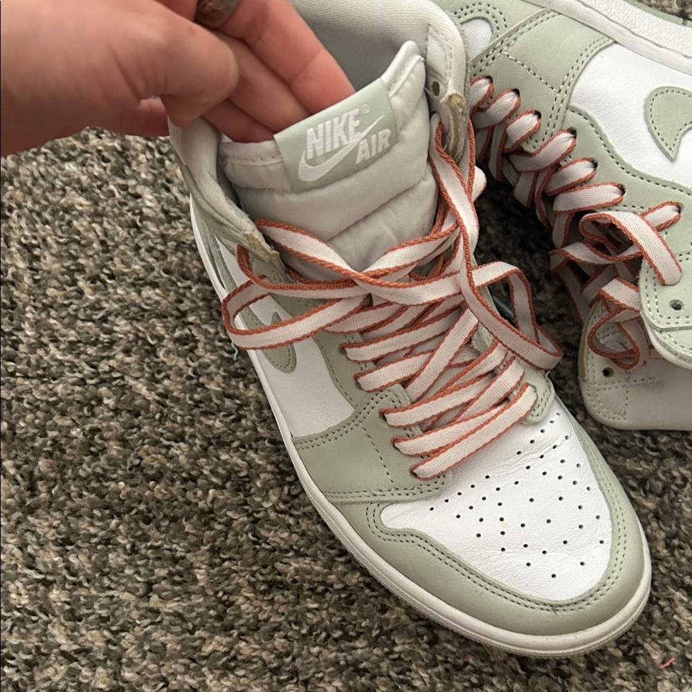 Women’s Nike Air Jordan 1 High Top (Seafoam) 7.5 - Picture 2 of 9